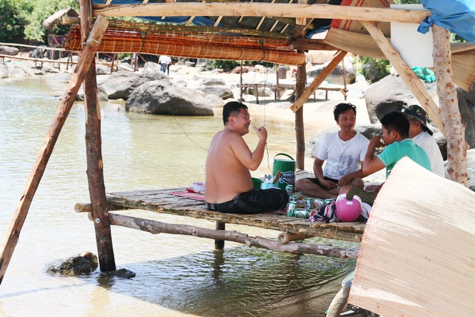 Huế “oằn mình” dưới nắng nóng 40 độ C - 15
Nhiều người dân từ trưa tìm các nơi mát mẻ để tụ tập ăn uống và trốn nắng