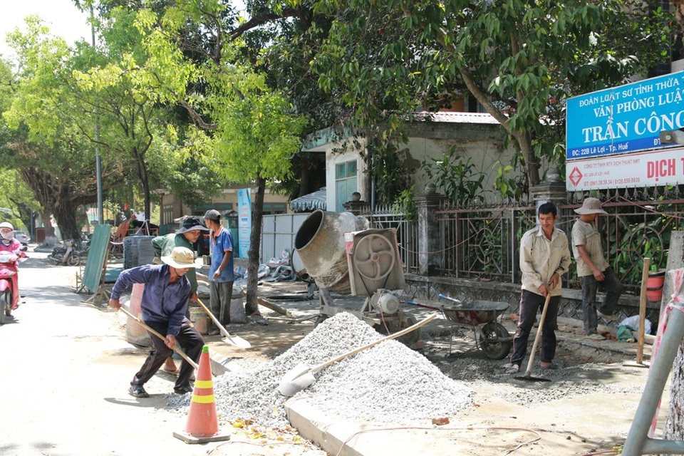 Huế “oằn mình” dưới nắng nóng 40 độ C - 2 Công nhân vẫn miệt mài làm việc dưới thời tiết nắng gắt
