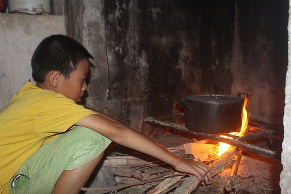 Bố mất, mẹ ung thư giai đoạn cuối, 4 đứa trẻ sống lay lắt qua ngày - 6 Hai em sau còn quá nhỏ, chỉ có Thông là em trai thứ 2 còn có thể phụ giúp phần nào cho Thương.