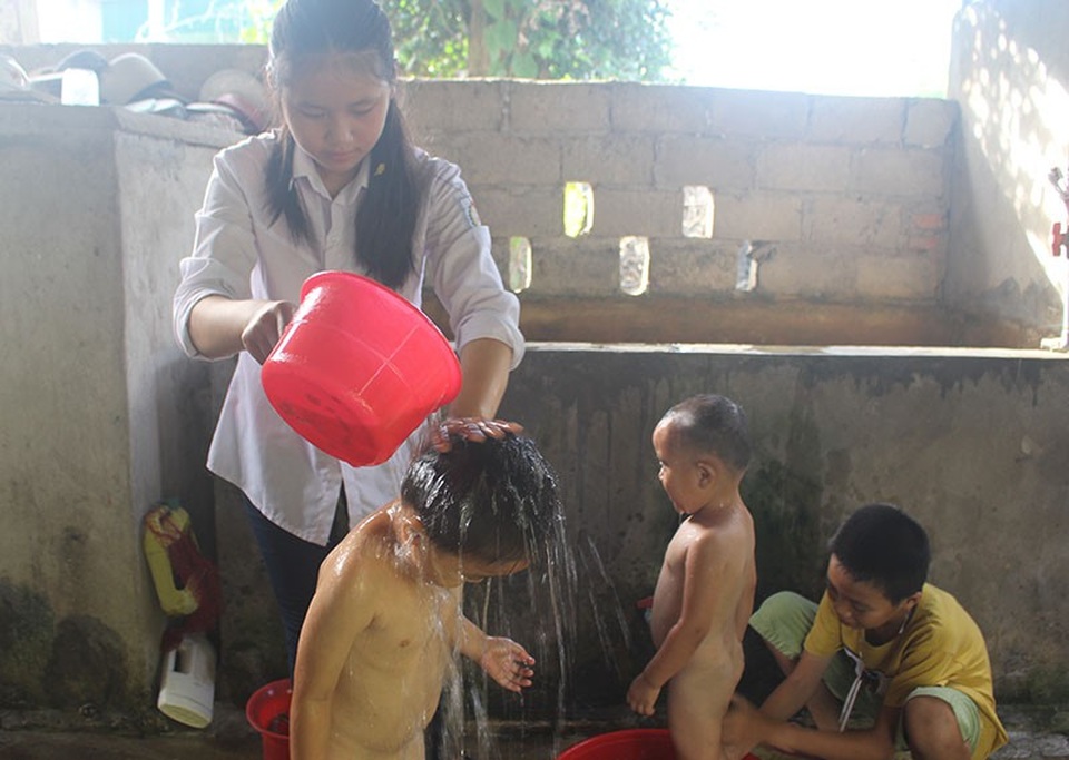 Bố mất, mẹ ung thư giai đoạn cuối, 4 đứa trẻ sống lay lắt qua ngày - 5 Từ ngày gia đình gặp nạn, Thương bất đắc dĩ trở thành trụ cột, tất cả mọi thứ đều dồn lên cô bé đang tuổi học trò nhiều mơ mộng.
