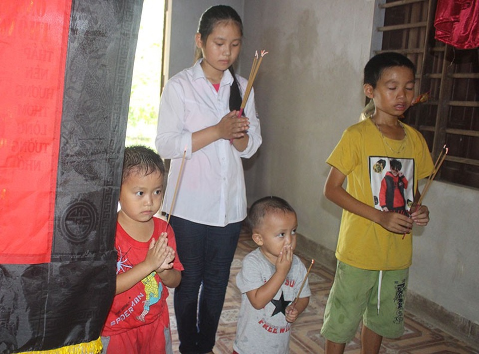 Bố mất, mẹ ung thư giai đoạn cuối, 4 đứa trẻ sống lay lắt qua ngày - 1 Bốn đứa trẻ mồ côi bố, mẹ ung thư giai đoạn cuối đang phải trải qua những chuỗi ngày cơ cực.