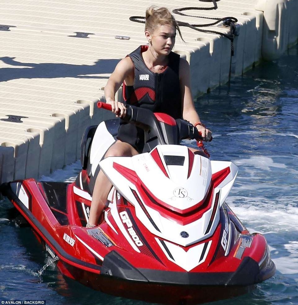 Gigi Hadid quyến rũ trên biển - Ảnh 6. Gigi Hadid quyến rũ trên biển - Ảnh 6.