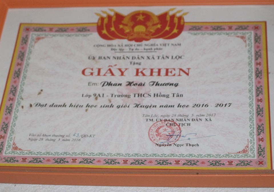 Bố mất, mẹ ung thư giai đoạn cuối, 4 đứa trẻ sống lay lắt qua ngày - 3 Dù học rất giỏi nhưng trước những biến cố của gia đình, 4 chị em Thương không biết rồi các em có thể được đến trường nữa hay không.