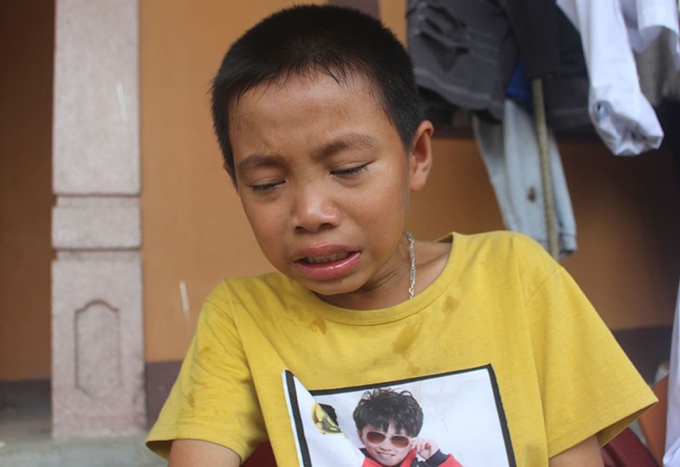 Bố mất, mẹ ung thư giai đoạn cuối, 4 đứa trẻ sống lay lắt qua ngày - 8 Thông òa khóc vì tủi phận và không biết những ngày tới các em phải sống ra sao.