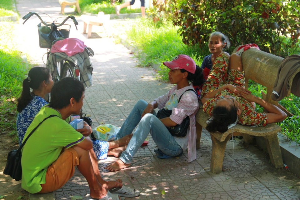 Huế “oằn mình” dưới nắng nóng 40 độ C - 8 Những người lao động nghèo tranh thủ nghỉ trưa tại công viên, nơi có nhiều bóng mát