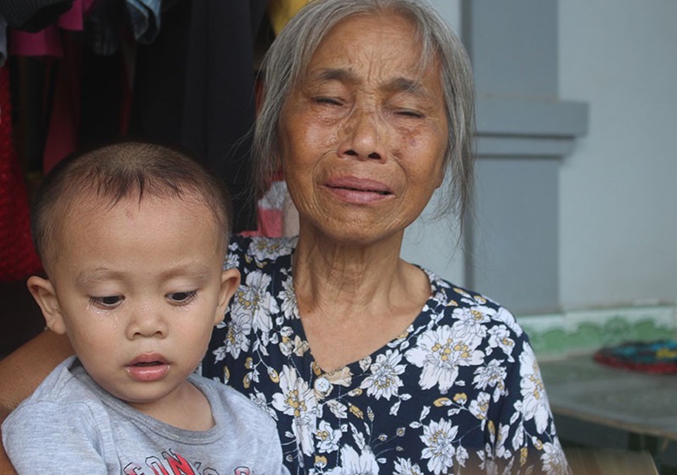 Bố mất, mẹ ung thư giai đoạn cuối, 4 đứa trẻ sống lay lắt qua ngày - 2 Bà Do không ngừng rơi nước mắt kể về số phận éo le của những đứa cháu tội nghiệp.