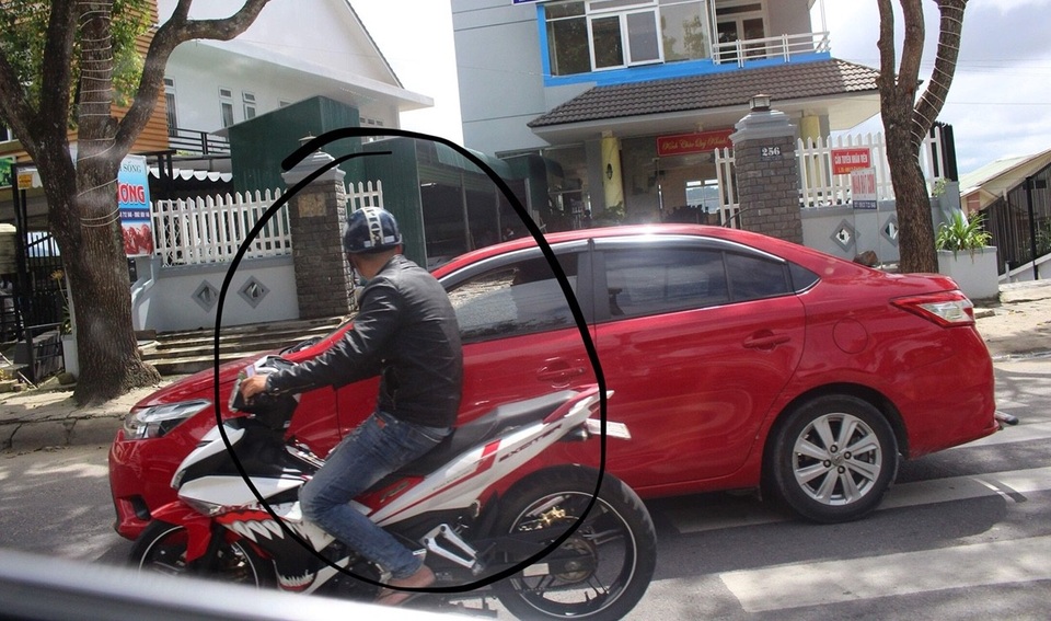 Cần xử lý dứt điểm nạn “cò” đặc sản tại Đà Lạt - 2 Tại lối vào các khu du lịch cò thường bám theo các xe mời mọc khách đi tham quan, mua đặc sản...