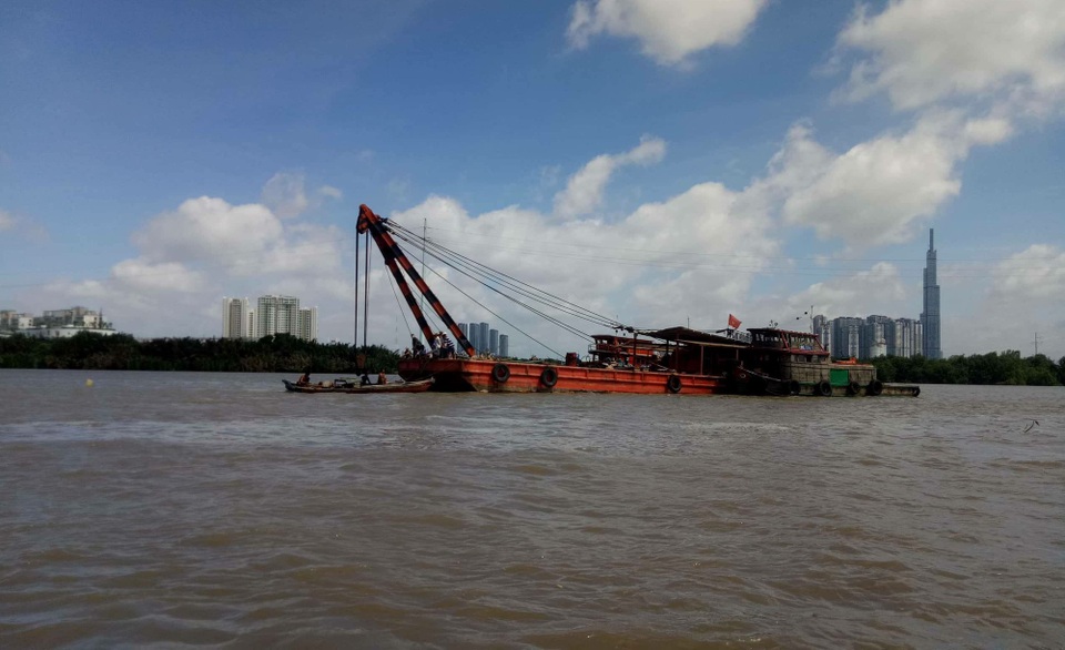 Vụ chìm sà lan trên sông Sài Gòn: Tìm thấy thi thể 2 nạn nhân - 1 Sà lan cứu hộ tại hiện trường
