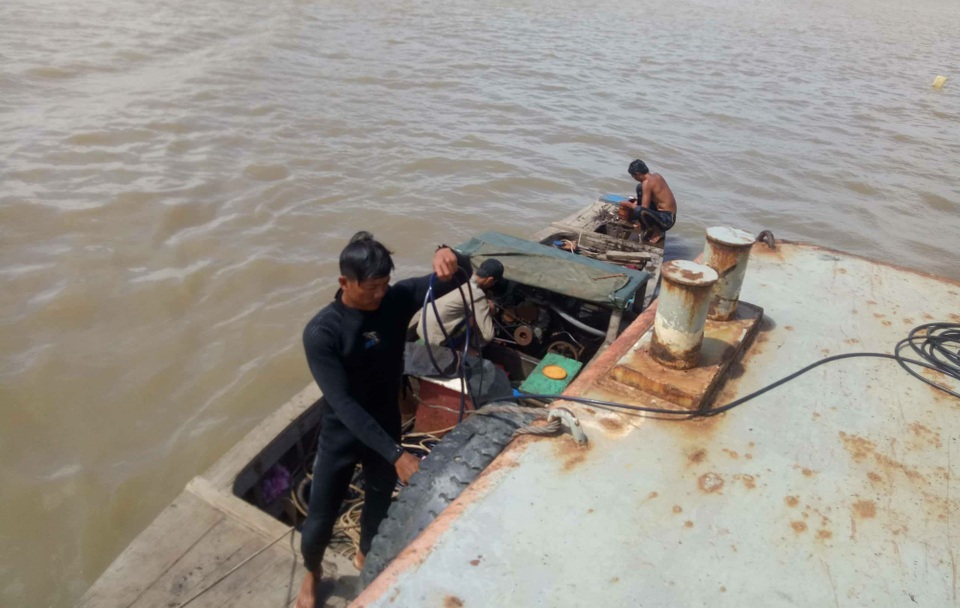 Vụ chìm sà lan trên sông Sài Gòn: Tìm thấy thi thể 2 nạn nhân - 2 Thợ lặn tìm kiếm nạn nhân trong sáng nay