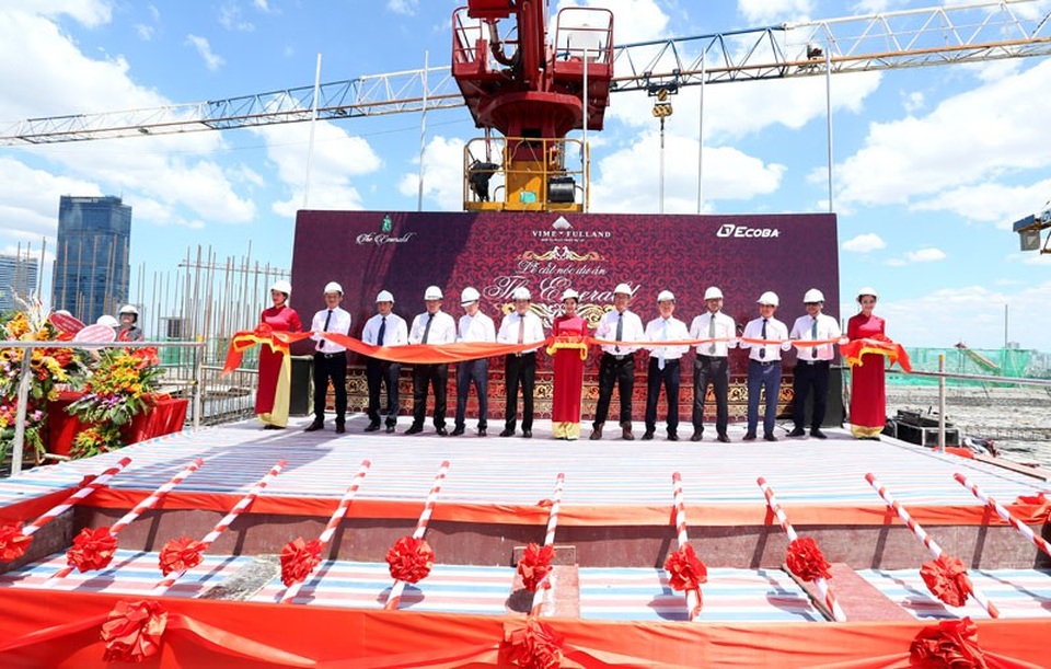 Cất nóc trước thời hạn, The Emerald khẳng định uy tín với khách hàng - 1 Cất nóc trước thời hạn, The Emerald khẳng định uy tín với khách hàng - 1