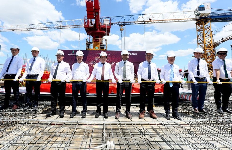 Cất nóc trước thời hạn, The Emerald khẳng định uy tín với khách hàng - 2 Cất nóc trước thời hạn, The Emerald khẳng định uy tín với khách hàng - 2