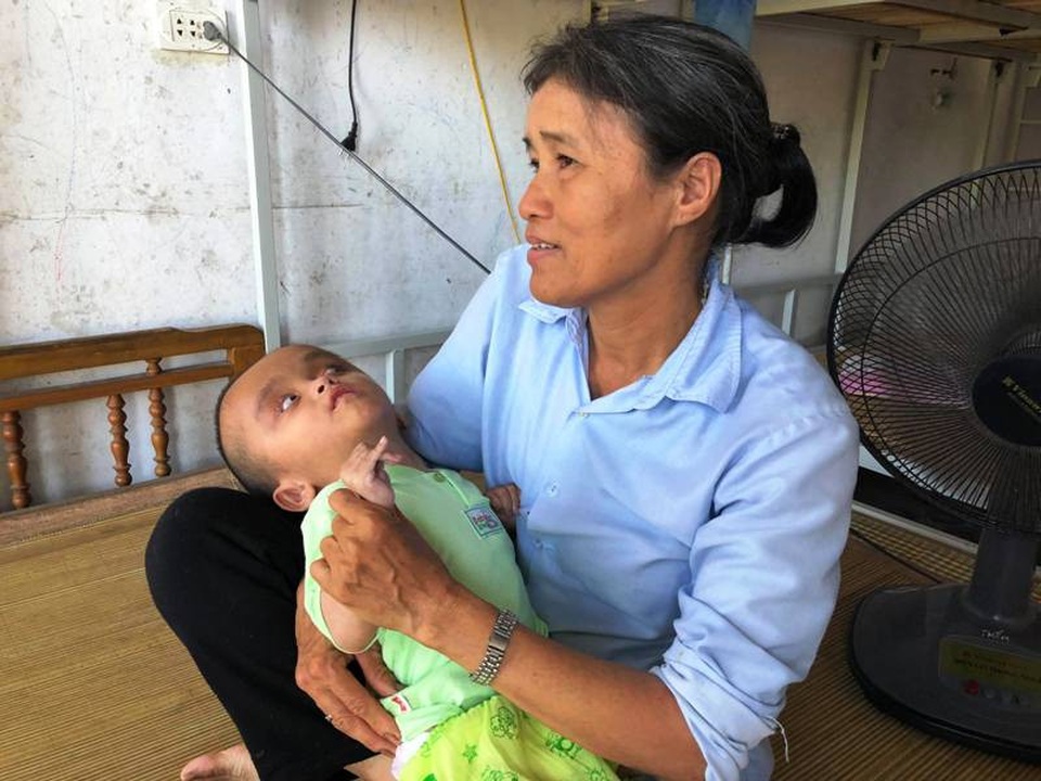 Xót xa bé gái 3 tuổi mắc bệnh não úng thủy nằm chờ chết ở nhà tình thương - 4 Đôi lúc tỉnh táo, bé vẫn cố gượng cười như để mẹ Hiên yên tâm về sức khỏe của mình, nhưng đến đêm, căn bệnh lại hành hạ khiến bé thở khò khè từng hơi yếu ớt.