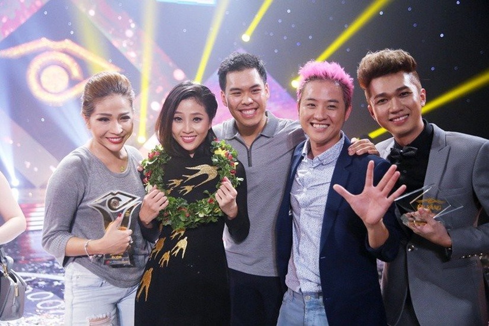 Vũ công Quang Đăng “tố” bạn trai cũ MC “Chuyện đêm muộn” lừa đảo nhiều nghệ sĩ - 3 Bạn trai Đức Thành (đứng giữa) từng đến chúc mừng MC Liêu Hà Trinh khi cô giành giải Én vàng, đứng bên cạnh người bạn trai là Thanh Duy và Minh Xù.