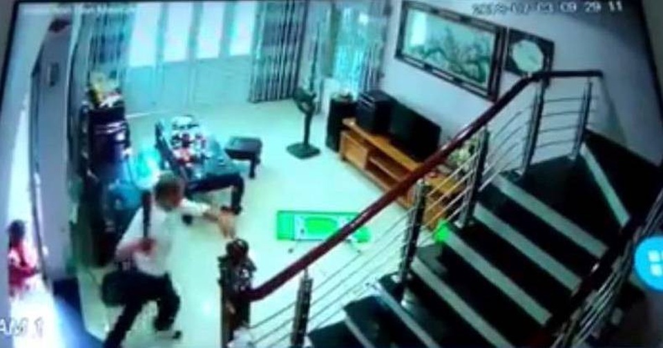 Hà Nội: Làm rõ vụ người đàn ông chém 3 người thương vong - 1 Hình ảnh Vương Văn Bình dùng dao chém các nạn nhân. (Ảnh cắt từ clip)