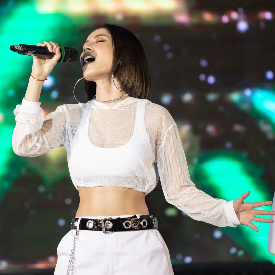 Một tiết mục gây chú ý khác của Chi Pu là màn nhảy sexy dance ngẫu hứng cực bốc. Đây cũng là lần đầu tiên, khán giả thấy Chi Pu trình diễn màn nhảy sexy đến nhường này.