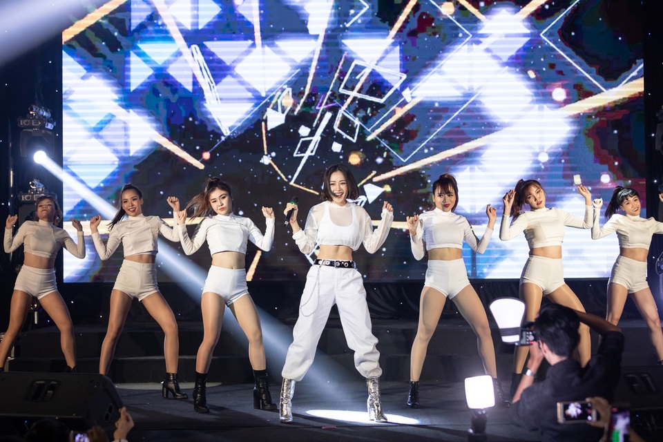 Chính vì thế, khán phòng như vỡ òa sau khi nữ ca sĩ hoàn thành tiết mục. Chi Pu cho biết cô đã bí mật luyện tập trong thời gian dài để có dịp là sẽ trình diễn dành tặng khán giả của mình.