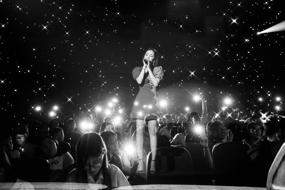 Chi Pu giả chị “Nguyệt thảo mai” trong “Phía trước là bầu trời” - 3