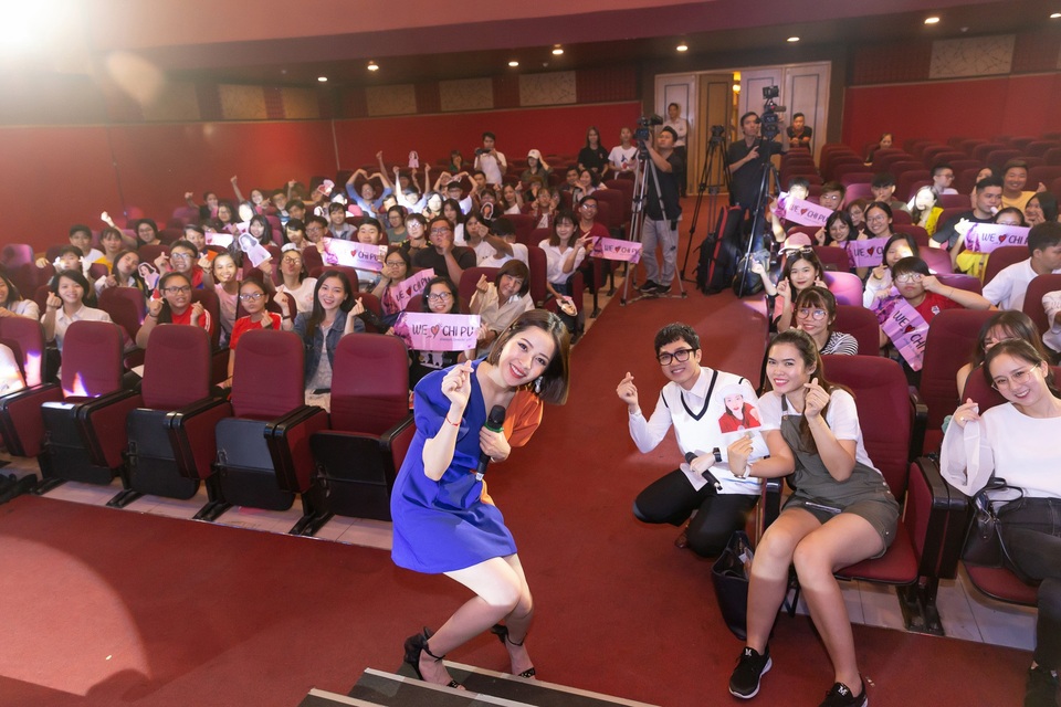 Ngoài ra, Chi Pu còn được yêu cầu nhập vai chị Nguyệt trong “Phía Trước Là Bầu Trời” với trích đoạn “thảo mai” gây sốt mạng xã hội trong thời gian qua. Màn nhập vai bất ngờ này cũng đã khiến khán phòng có những tràng cười không ngớt. Ngoài tiếng cười, Chi Pu còn có những giây phút lắng đọng khi chia sẻ về cảm xúc với người hâm mộ và hứa cố gắng tiếp tục theo đuổi ước mơ của mình.