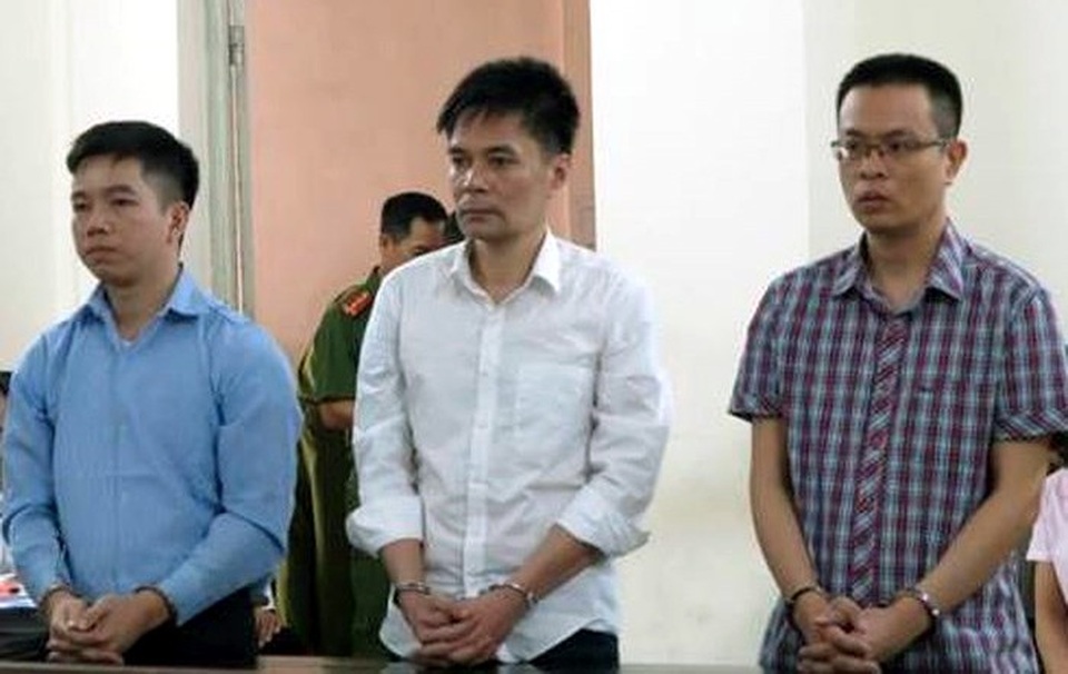 Hà Nội: Trả hồ sơ vụ cán bộ hải quan kiếm tiền tỷ từ “rút ruột” ngà voi - 1 Các bị cáo tại phiên tòa sơ thẩm ngày 4/7.