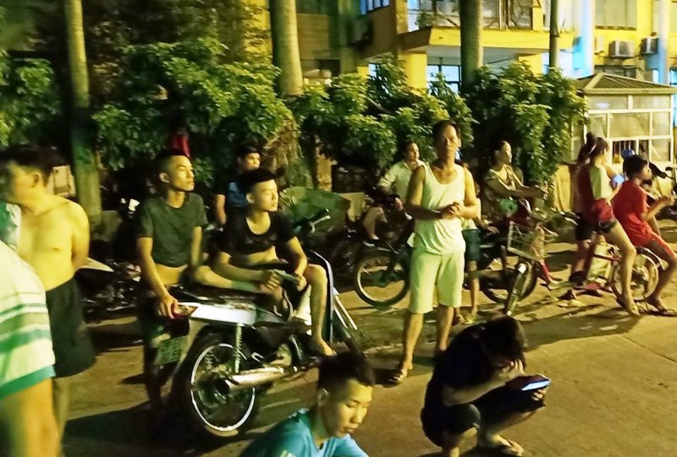 BOT Tân Đệ: Cứ có người phản đối là xả trạm - 4
Bất kể ngày hay đêm, người dân đều ra BOT Tân Đệ để phản đối trạm này.