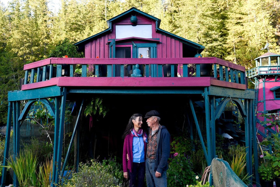 Cặp đôi dành 20 năm xây dựng cả một hòn đảo làm "chốn nương thân" - 3