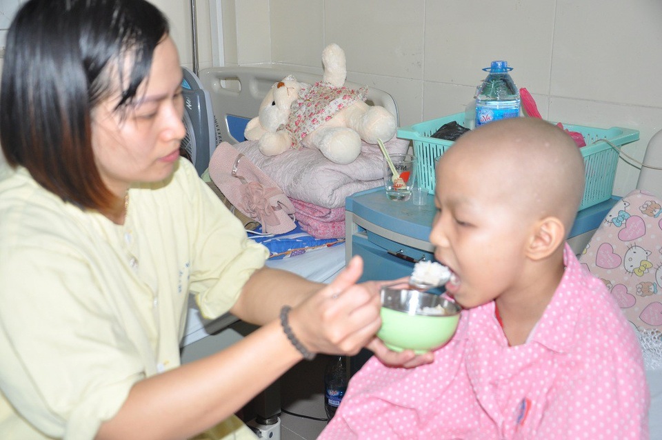 Đau đáu ánh mắt cậu bé 7 tuổi bị ung thư xương - 4 Để có tiền đi viện chữa trị cho con, chị đã vay lãi ngày với giá cắt cổ.