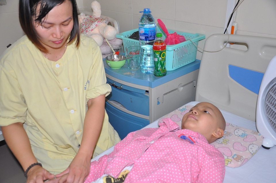 Đau đáu ánh mắt cậu bé 7 tuổi bị ung thư xương - 3 Cùng lúc chồng và con bệnh khiến chị Phương không thể xoay xở được.