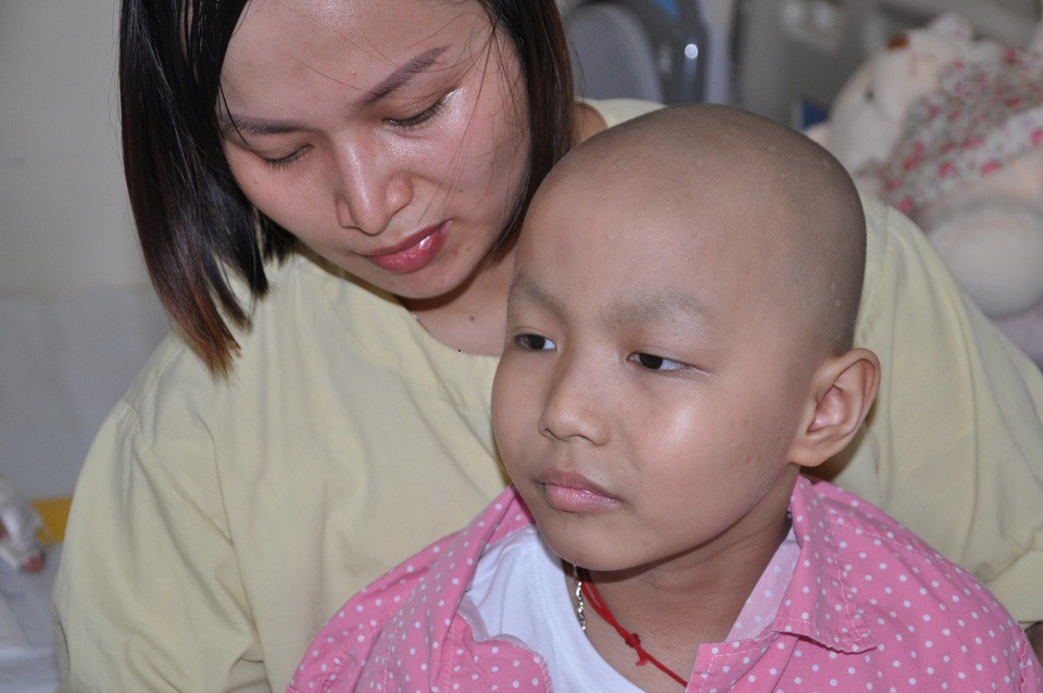 Đau đáu ánh mắt cậu bé 7 tuổi bị ung thư xương - 6 Em ước mơ được đến trường như các bạn nhưng không được.