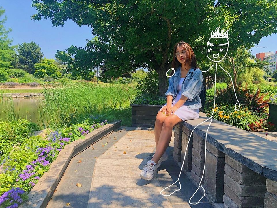 Nữ sinh xinh đẹp khoe ảnh chụp với "người yêu tưởng tượng" gây sốt mạng - 1
Bộ ảnh được một cô gái trẻ chia sẻ trên một diễn đàn ngay lập tức thu hút hàng chục ngàn lượt phản hồi cảm xúc của cư dân mạng.