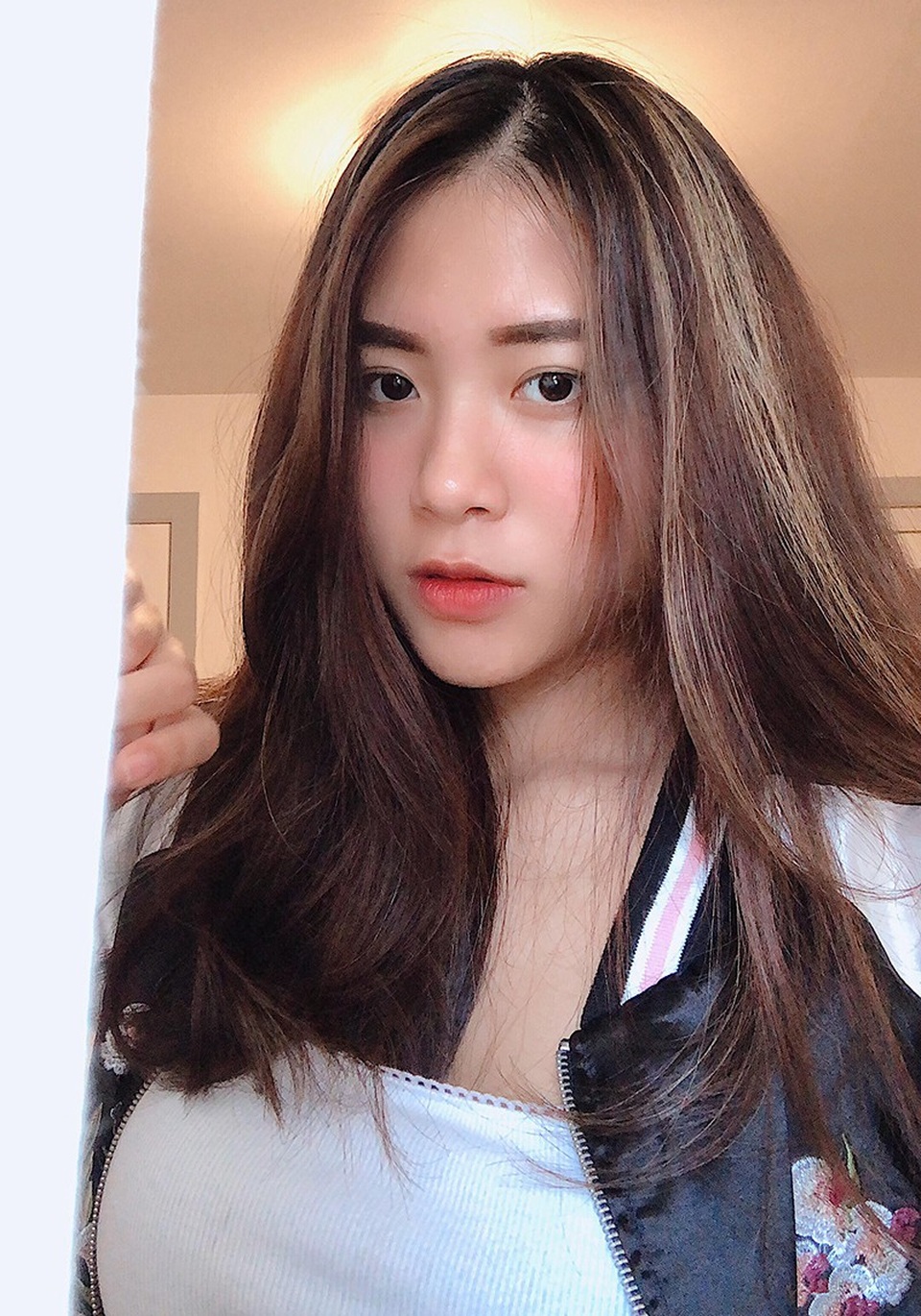 Nữ sinh xinh đẹp khoe ảnh chụp với "người yêu tưởng tượng" gây sốt mạng - 9 Thực tế là có nhiều bạn (cả trai lẫn gái) đã inbox riêng cho Hằng sau khi cô đăng tải bộ ảnh này lên diễn đàn. Không ít người khen Hằng xinh xắn và tò mò vì sao cô chưa có bạn trai.