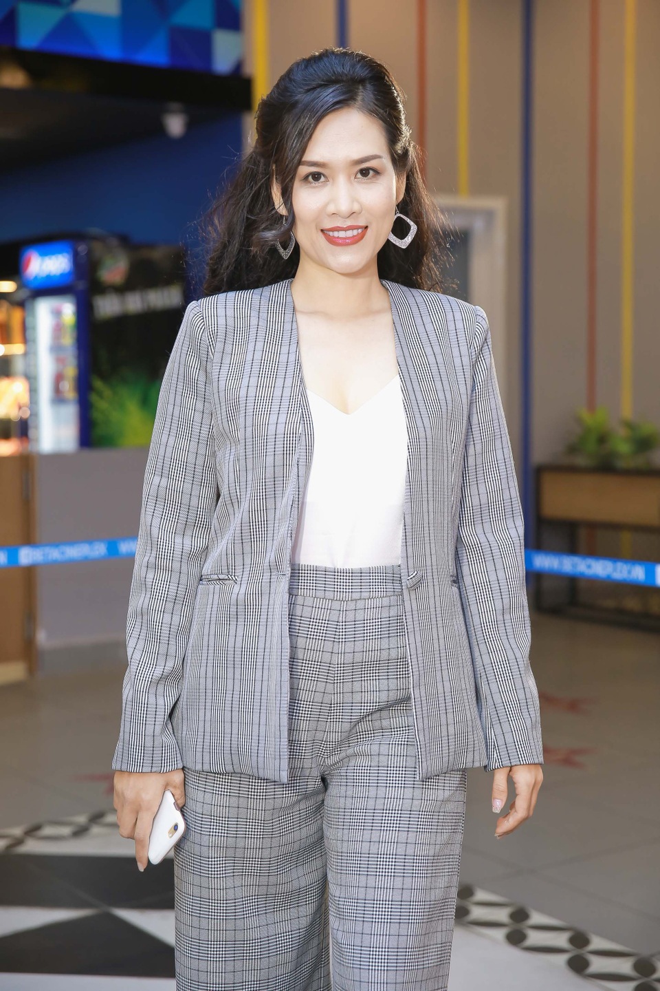 Hà Hương trở lại với phim điện ảnh sau “cơn sốt” của “Nguyệt thảo mai” - 1 Chị Nguyệt diện bộ vest nam tính kết hợp với áo trễ ngực gợi cảm. Chị cho biết bản thân rất hào hứng với dự án điện ảnh được hợp tác của Việt Nam và Thái Lan của đạo diễn Nguyên Phương.