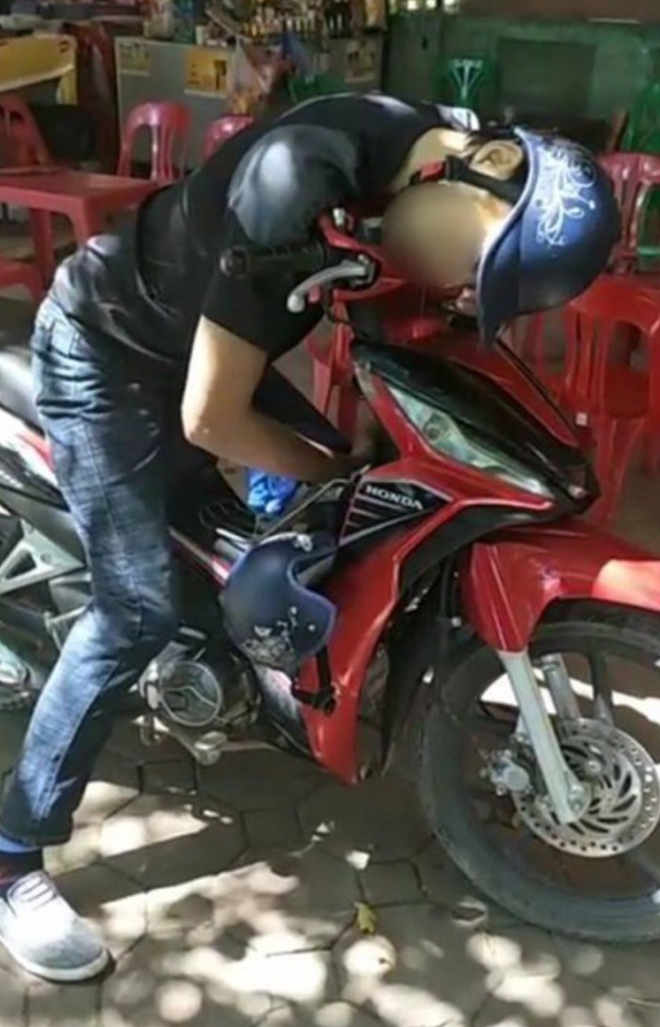 Nam thanh niên ngồi tử vong trên xe máy - 1
Nam thanh niên tử vong trong dáng ngồi gục trên xe máy, nghi liên quan đến ma túy