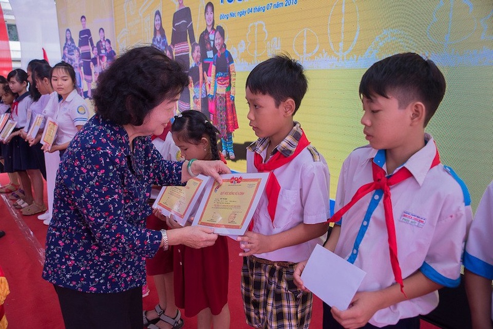 “Nâng bước đến trường – Thắp sáng tương lai” cho học sinh, sinh viên dân tộc thiểu số Đồng Nai - 1 Bà Trương Mỹ Hoa trao những phần học bổng cho các em học sinh tiểu học.