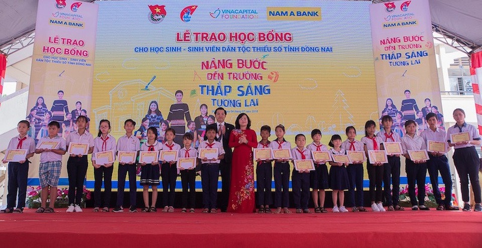 “Nâng bước đến trường – Thắp sáng tương lai” cho học sinh, sinh viên dân tộc thiểu số Đồng Nai - 3 Hoa hậu Hoàn vũ Việt Nam 2017 H’Hen Niê – Đại sứ Nhân Ái của Nam A Bank cùng Chị Trần Trung Nghĩa – Đại diện tổ chức VinaCapital Foundation trao học bổng và chụp ảnh với các em.