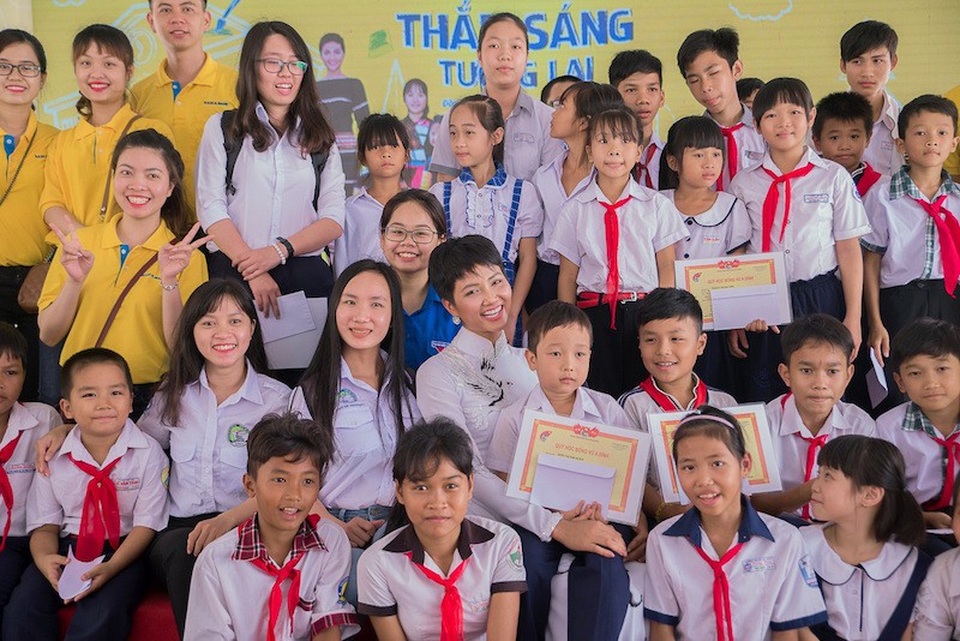 “Nâng bước đến trường – Thắp sáng tương lai” cho học sinh, sinh viên dân tộc thiểu số Đồng Nai - 4 Một trong những khoảnh khắc ý nghĩa nhất của chương trình.