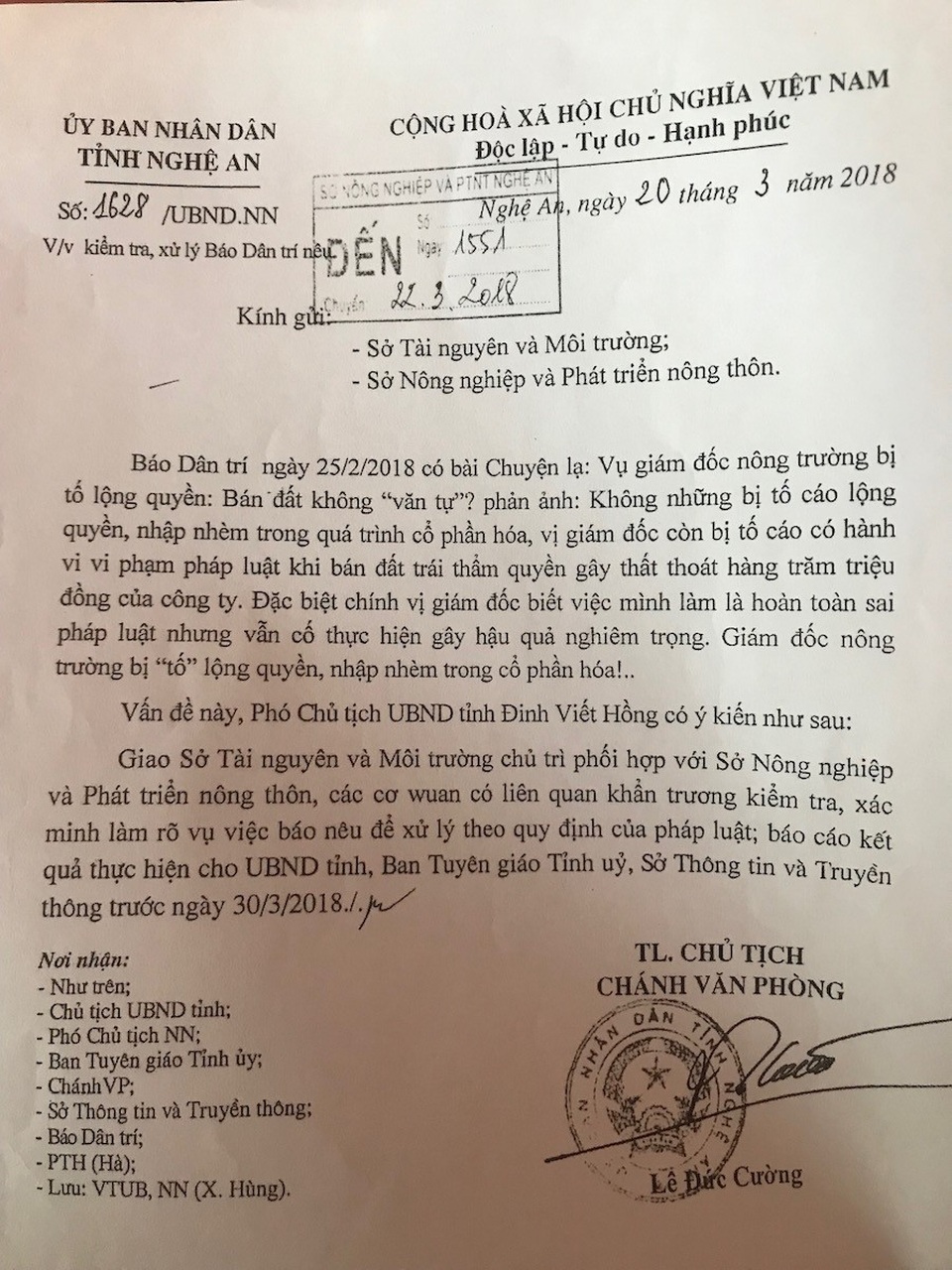UBND tỉnh Nghệ An chỉ đạo làm rõ vụ giám đốc nông trường bị tố bán đất không văn tự! - 1 UBND tỉnh Nghệ An cũng đã có văn bản số 1628/UBND.NN về việc kiểm tra, xử lý vấn đề báo điện tử Dân trí đã nêu. Văn bản này gửi đến Sở TN&MT Nghệ An, Sở NN&PTNN Nghệ An.