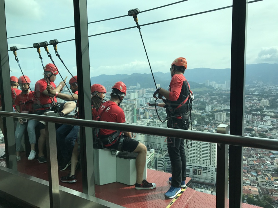 
Nhiều bạn trẻ ưa phiêu lưu mạo hiểm đã tới với tòa nhà cao nhất Penang - Komtar để trải nghiệm cảm giác làm người nhện ở tầng thứ 65 của tòa nhà và sau đó đi thử chiếc cầu kính ở tầng thứ 68. Vượt qua nỗi sợ của bản thân, sau đó sẽ là 1 cảm giác tuyệt vời khoan khoái.
