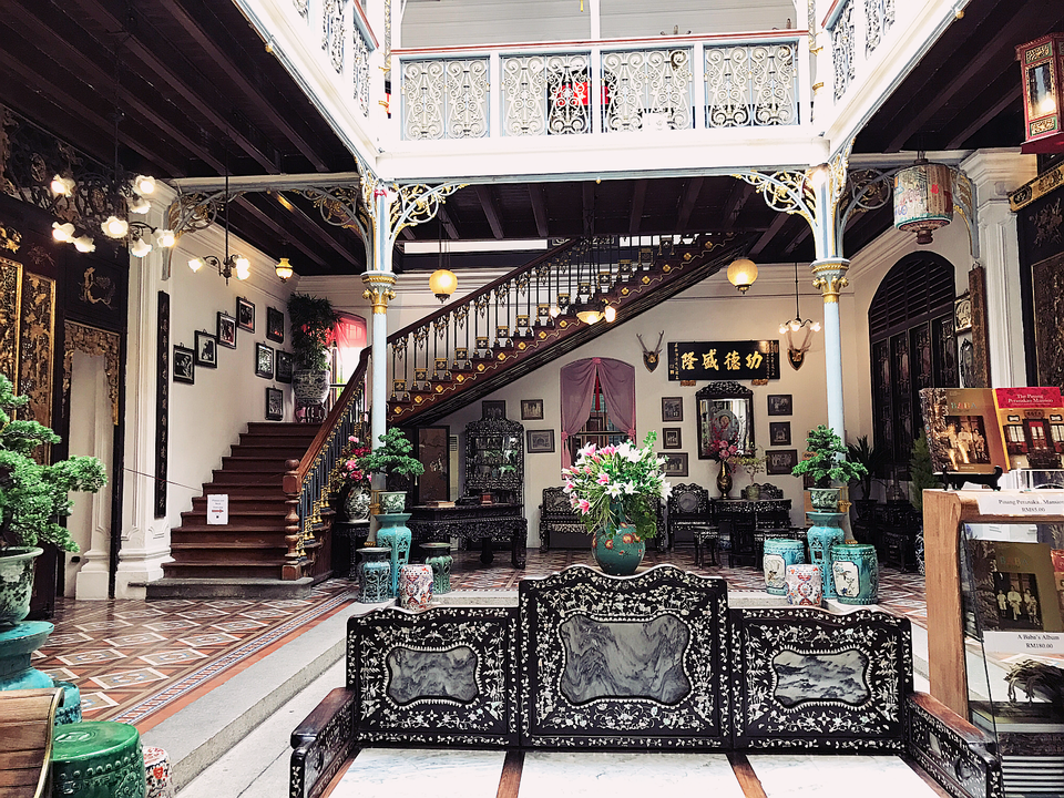 
Biệt thự Peranakan cũng là điểm đến không thể bỏ qua. Ngôi nhà từng là nơi sinh sống của những gia đình người Hoa giàu có. Biệt thự trước kia có tên là Hai Kee Chan, sở hữu bởi Chung Keng Quee, là một trong những người giàu nhất ở Penang vào cuối thế kỷ 19. Ông đã xây dựng biệt thự vào khoảng những năm 1890.
