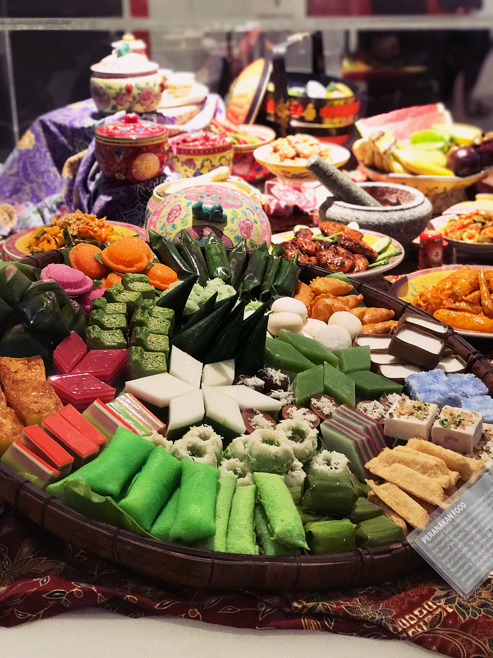 
Nếu bạn muốn tìm hiểu về văn hóa ẩm thực của Malaysia nói chung và Penang nói riêng hãy đừng bỏ qua bảo tàng đồ ăn Wonderfood Penang. Tại đây trưng bày mô hình của hơn 100 loại món ăn phổ biến ở đất nước này được mô phỏng y như đồ ăn thật.
