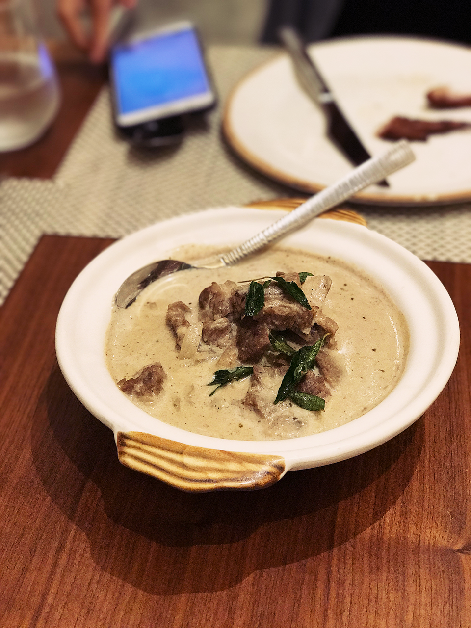 
Ẩm thực là một cách tuyệt vời để bạn tìm hiểu về văn hóa nơi mình tới và với Penang, bạn cũng không nên bỏ qua cơ hội thưởng thức các món ăn đặc trưng của vùng đất này. Các món ăn Penang nhiều gia vị như nước cốt dừa, lá cà ri, sả, riềng, ớt...
