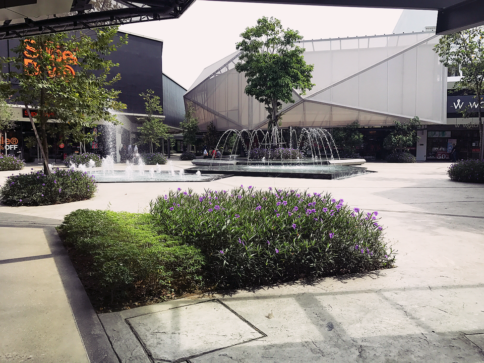 
Những người ưa thích mua sắm không nên bỏ qua khu mua sắm Design Village Outlet Mall ở Bandar Cassia, Batu Kawan, Penang. Nơi này cách trung tâm thành phố khá xa nhưng đi lại thuận tiện bằng xe bus. Ở đây có rất nhiều nhãn hiệu thời trang bình dân, nổi tiếng, giá cả hợp lý và luôn luôn sale rất hấp dẫn khách hàng. Đồ ăn tại khu vực mua sắm này cũng rất ngon miệng.
