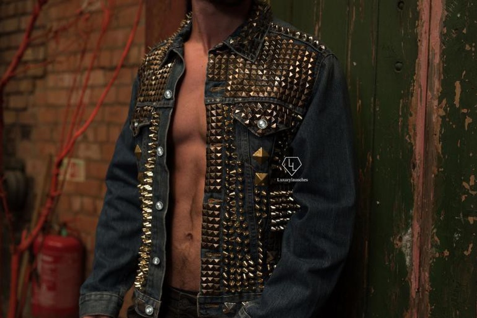 "Siêu phẩm" áo khoác đắt nhất thế giới có giá... hơn 100 tỷ đồng - 1 "Siêu phẩm" áo khoác đắt nhất thế giới có giá... hơn 100 tỷ đồng - 1