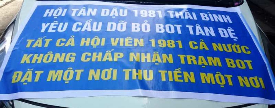BOT Tân Đệ: Cứ có người phản đối là xả trạm - 5
Một trong rất nhiều băng rôn phản đối trạm BOT Tân Đệ