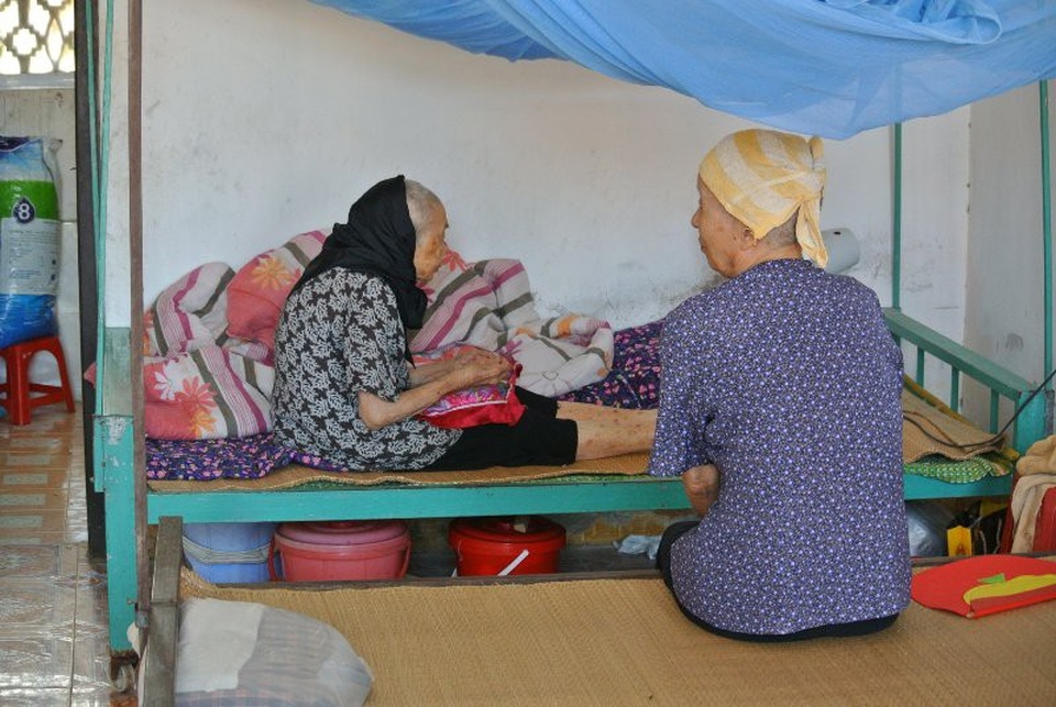 Xót xa bé gái 3 tuổi mắc bệnh não úng thủy nằm chờ chết ở nhà tình thương - 6 Những cụ già neo đơn, không người thân thiết được bà Hiên đón về chăm sóc