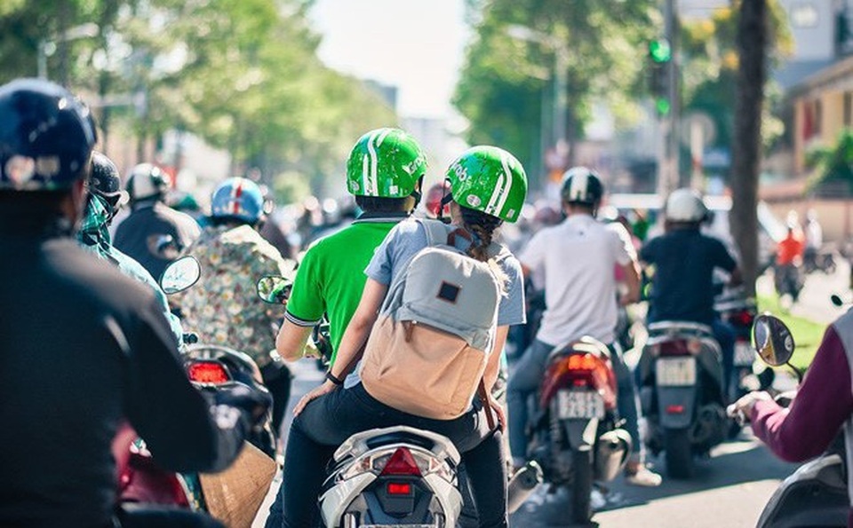 Nắng nóng gay gắt: Grab tăng giá cước, tài xế kiếm thêm tiền vẫn than cực - 1 Nắng nóng cao điểm là “cơn ác mộng” đối với những người làm nghề chạy xe.