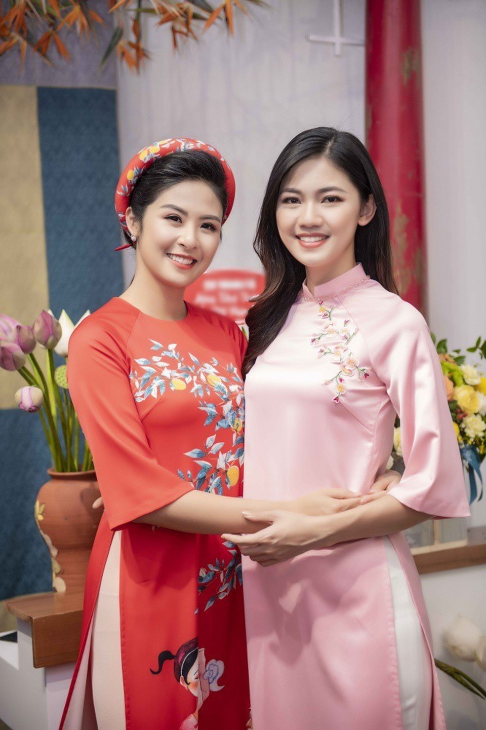 Tiết lộ những người bạn thân “sắc nước hương trời” của Hoa hậu Ngọc Hân - 5 Với Á hậu Thanh Tú, Ngọc Hân là “tấm gương” trong mắt đàn em. Thanh Tú cũng chọn con đường định hướng người đẹp học thức và cũng theo nghiệp cầm mic song song với đam mê riêng như Ngọc Hân.