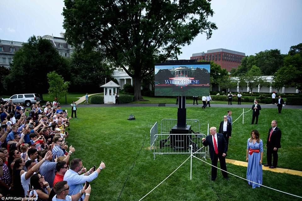 Pháo hoa rợp trời mừng Quốc khánh Mỹ - 5
Tại Nhà Trắng, Tổng thống Mỹ Donald Trump và Đệ nhất Phu nhân Melania Trump đã tổ chức tiệc cho các quân nhân và gia đình của họ. Ông Trump ca ngợi lòng dũng cảm, sự can đảm của các quân nhân vì nền hòa binh và an ninh của nước Mỹ. (Ảnh: AFP)