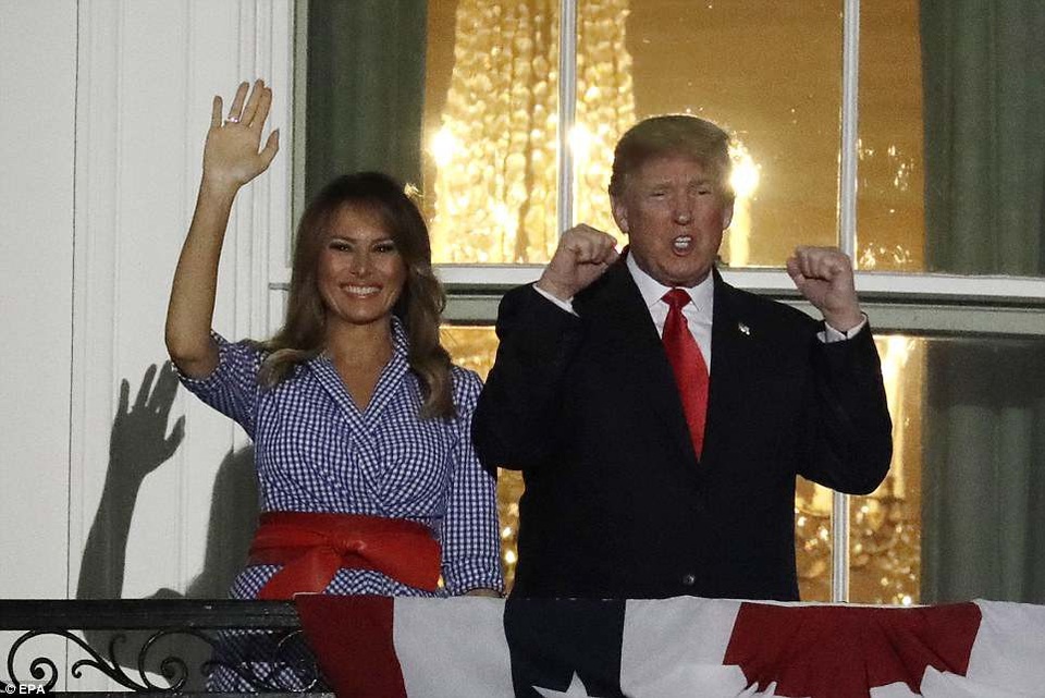 Pháo hoa rợp trời mừng Quốc khánh Mỹ - 10
Tổng thống Trump và Đệ nhất Phu nhân Melania xuất hiện tại ban công Nhà Trắng, hát quốc ca Mỹ và hòa mình vào không khí ngày Quốc khánh. (Ảnh: EPA)