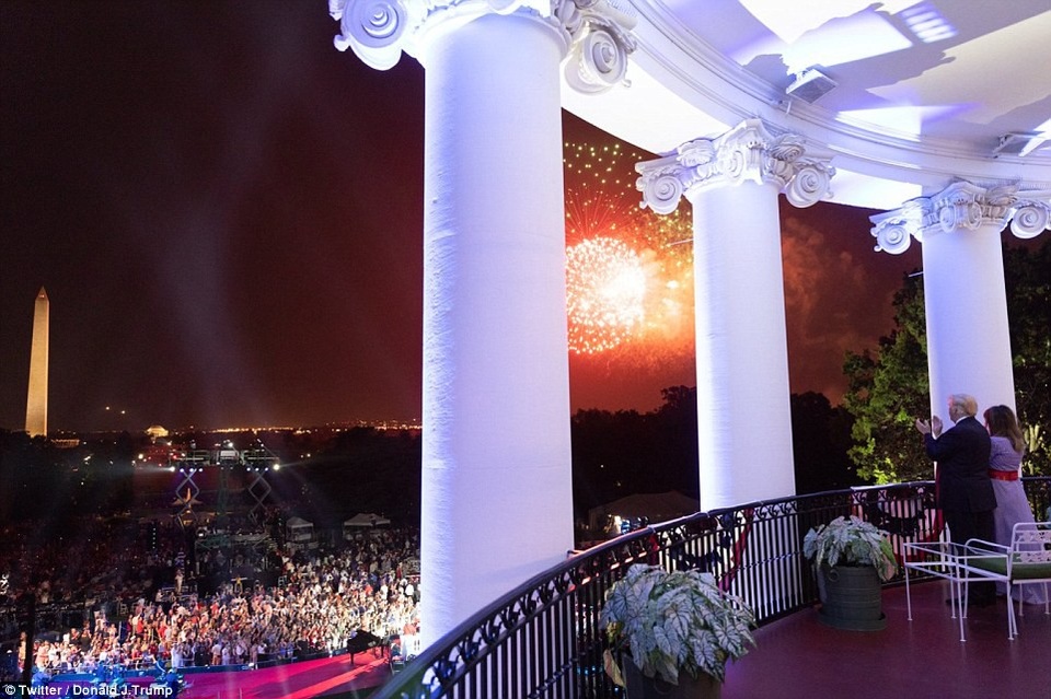 Pháo hoa rợp trời mừng Quốc khánh Mỹ - 11
Vợ chồng Tổng thống Trump cùng người dân Mỹ ngắm các màn trình diễn pháo hoa tại Washington DC. (Ảnh: Twitter)