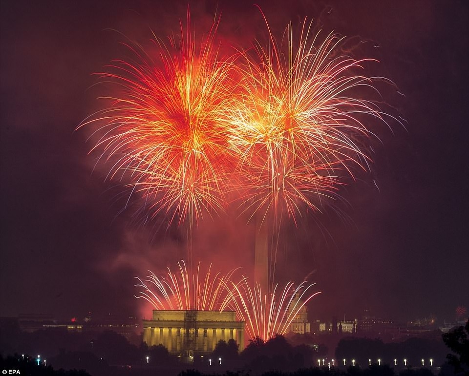 Pháo hoa rợp trời mừng Quốc khánh Mỹ - 12 Pháo hoa tại công viên National Mall, Washington DC. (Ảnh: EPA)